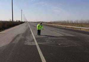 濱海新區民警深入查找在道路渠化、交通設施、交通標志等方面是否存在隱患？