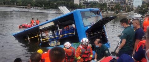 貴州安順公交墜湖瞬間,猛轉向越過5股車道撞破護欄！