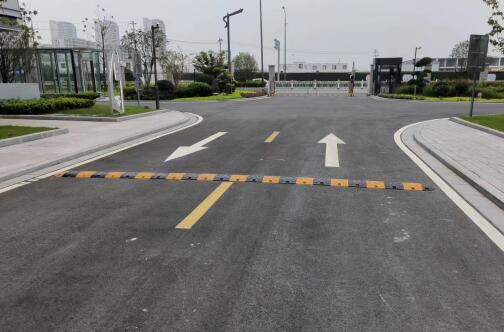 蘇州工廠地面劃線，選飛揚(yáng)市政，專業(yè)施工，安全無憂！