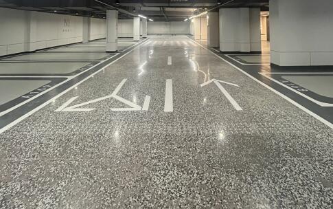 車位重新劃線需不需要清除之前熱熔膠的痕跡？